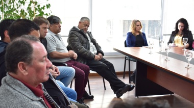 Reunión entre el Gobierno y gremios portuarios de Puerto Deseado para impulsar la pesca
