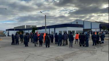 Marineros realizaron una protesta frente a las plantas pesqueras de Puerto Deseado