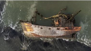 Reflotan un buque abandonado hace nueve años en el Río Chubut