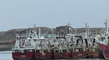 Marineros del norte viajan para sumarse a los buques tangoneros en Puerto Deseado