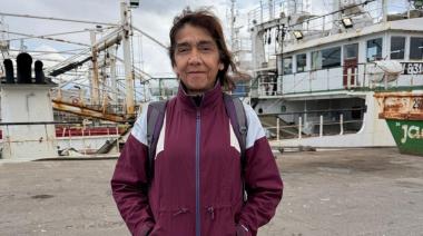 Una mujer desafiando las olas a bordo de los buques de Argenova