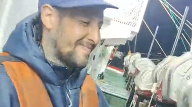 Emocionante: Festejó el cumpleaños de su esposa con un video a bordo de un buque potero