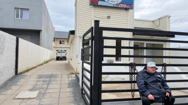 Un marinero se encadenó frente al SOMU para denunciar persecución y falta de embarque