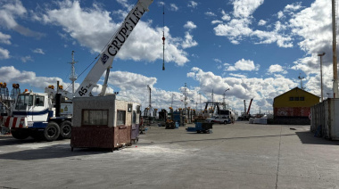 Paran las operaciones en el puerto de Deseado tras la caída de dos estibadores que realizan tareas de descarga en la bodega de un barco