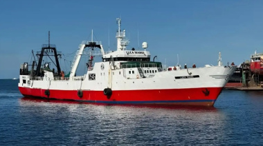 Intensa búsqueda de un marinero que cayó al mar frente a Puerto Deseado