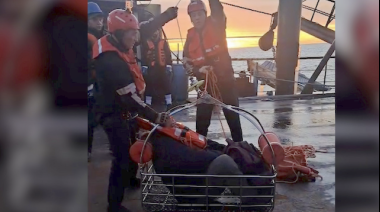 Emergencia en el mar: aeroevacuaron a un tripulante que sufrió un cuadro cardíaco