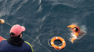 Cayó del Argenova XXVI y fue rescatado tras diez minutos en el agua