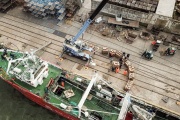 Mientras se suceden los conflictos con la estiba en Puerto Deseado la actividad pesquera no para de crecer en los puertos de Bahía y Rosales