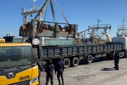 Intenso operativo en el puerto de Deseado para el traslado de una maquinilla de pesca de buque de Vieira Argentina