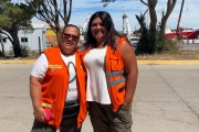 Dos mujeres tomando decisiones en el muelle