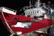 El potero Espadarte del Grupo Profand llega a Puerto Deseado tras colisión en zona de pesca