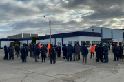 Marineros realizaron una protesta frente a las plantas pesqueras de Puerto Deseado