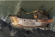 Reflotan un buque abandonado hace nueve años en el Río Chubut